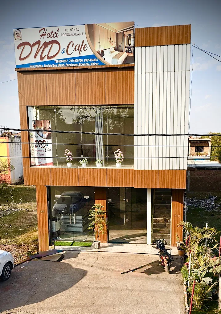 Hotel DnD & Cafe building in Maihar